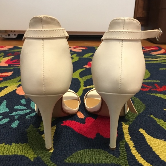 ❌SOLD❌ Simple White Heels - Picture 3 of 7